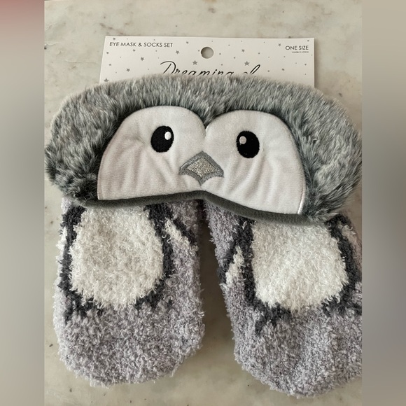 NWT - Penguin Fuzzy Sleep Eyemask and Fuzzy Sock Set (one-size) - Picture 1 of 3